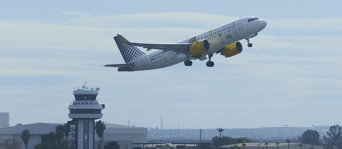 Un avión despega del aeropuerto de Sevilla