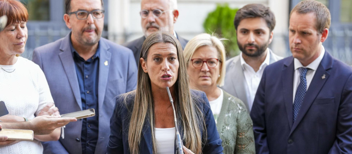 La diputada de Junts per Catalunya Míriam Nogueras ofrece una rueda de prensa junto a sus compañeros en la entrada del Congreso de los Diputados tras el pleno celebrado este martes en Madrid