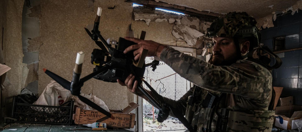 Un soldado ucraniano maneja un dron en la región de Donetsk (Ucrania)