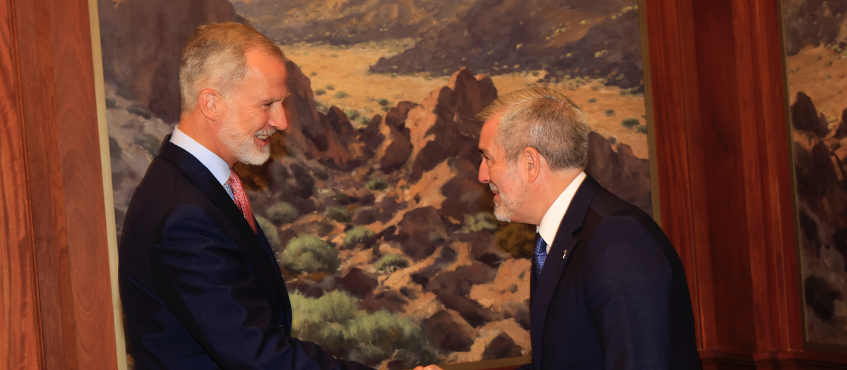 Don Felipe recibe el saludo del presidente de Canarias, Fernando Clavijo, este miércoles en Santa Cruz de Tenerife