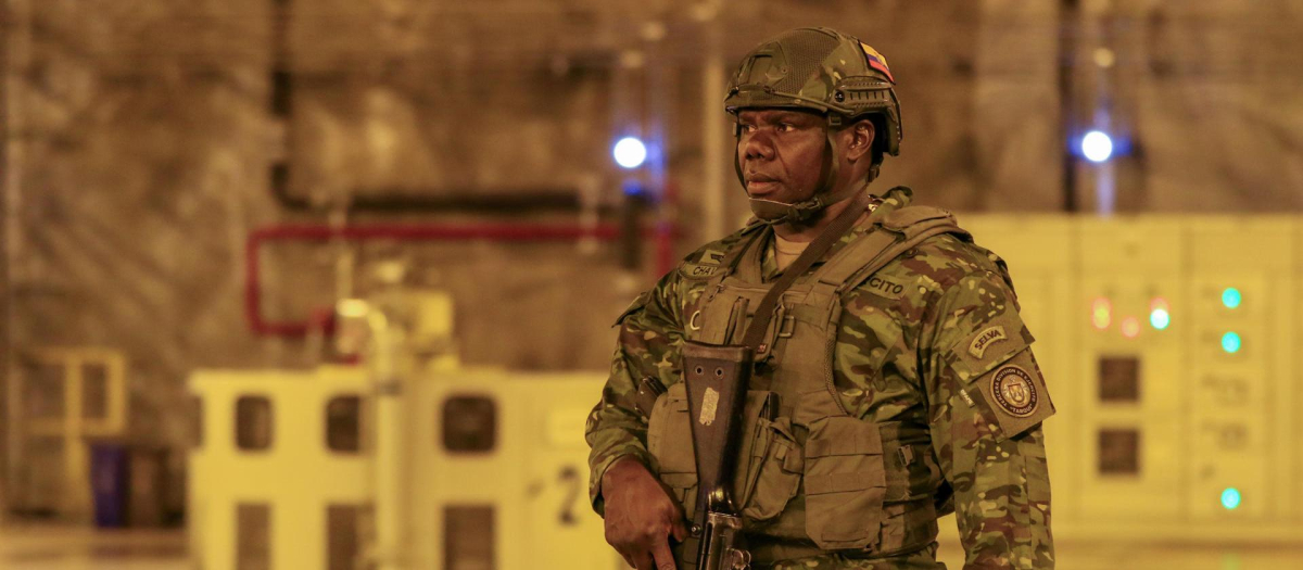 Un integrante de las Fuerzas Armadas de Ecuador recorre el embalse de Mazar