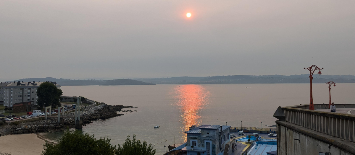 El humo de los incendios de Portugal ha dejado estampas llamativas en La Coruña