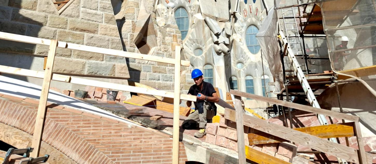 Operarios trabajando en la construcción de la Sagrada Familia, en Barcelona