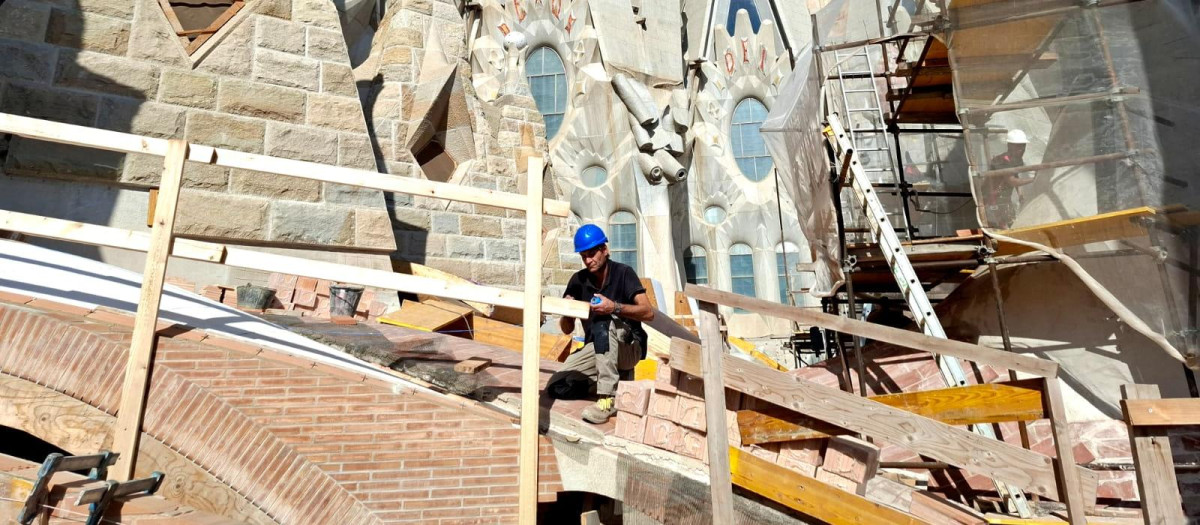 Operarios trabajando en la construcción de la Sagrada Familia, en Barcelona