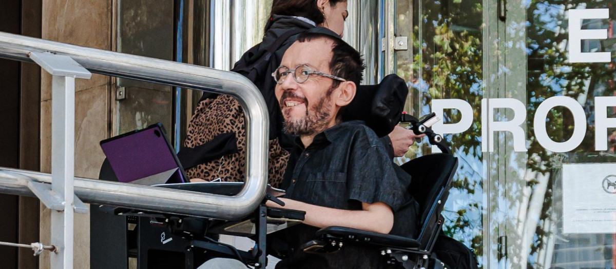 El exdiputado de Podemos Pablo Echenique (d) a su llegada a declarar a los juzgados de Plaza de Castilla