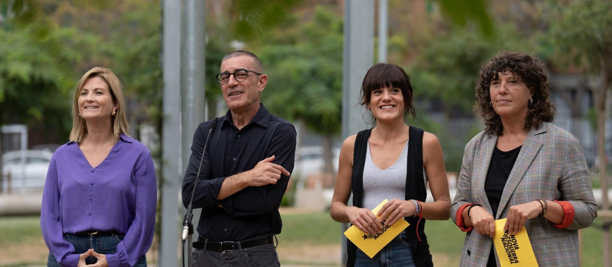 (I-D) La candidata a la Vicepresidencia de Asuntos Internacionales, Raquel Sans, el candidato a la Presidencia de ERC, Xavier Godàs, la candidata a la Secretaría General, Alba Camps, y la candidata a la Vicepresidencia de Cohesión Interna, Teresa Jordà, durante la presentación de la candidatura de ‘Nova Esquerra Nacional’ para liderar ERC, en el parque de la Colònia Castells, a 19 de septiembre de 2024, en Barcelona, Catalunya (España). ERC decidirá el próximo 30 de noviembre a su nuevo líder. La candidatura de ‘Nova Esquerra Nacional’ ha presentado hoy a los cabezas de lista y su propuesta de estructura para la dirección del partido. El exalcalde del municipio barcelonés Vilassar de Dalt, Xavier Godàs, encabeza la candidatura para liderar ERC, y la exdiputada de ERC en el Parlament, Alba Camps, es la candidata a secretaria general de la formación.
David Zorrakino / Europa Press
19 SEPTIEMBRE 2024;ERC;CANDIDATURA;LIDERAR;FORMACIÓN;LÍDER
19/9/2024
