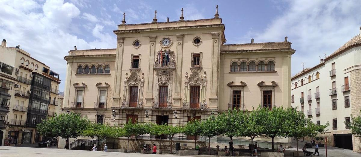 Fachada del ayuntamiento de Jaén desde la plaza de Santa María