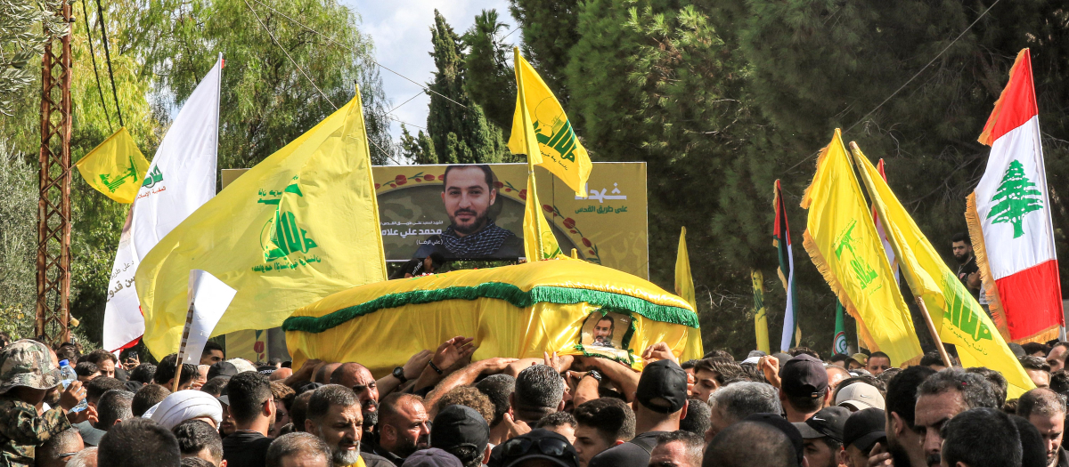 Los dolientes llevan el ataúd durante el funeral de un miliciano de Hezbolá, en el sur del Líbano