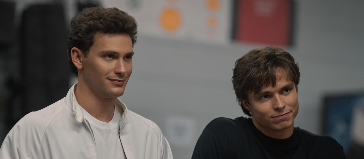 Monsters: The Lyle And Erik Menendez Story. (L to R) Cooper Koch as Erik Menendez, Nicholas Chavez as Lyle Menendez in episode 204 of Monsters: The Lyle And Erik Menendez Story. Cr. Miles Crist/Netflix © 2024