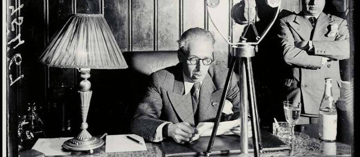 Lluís Companys, realizando un mensaje por radio, en 1936