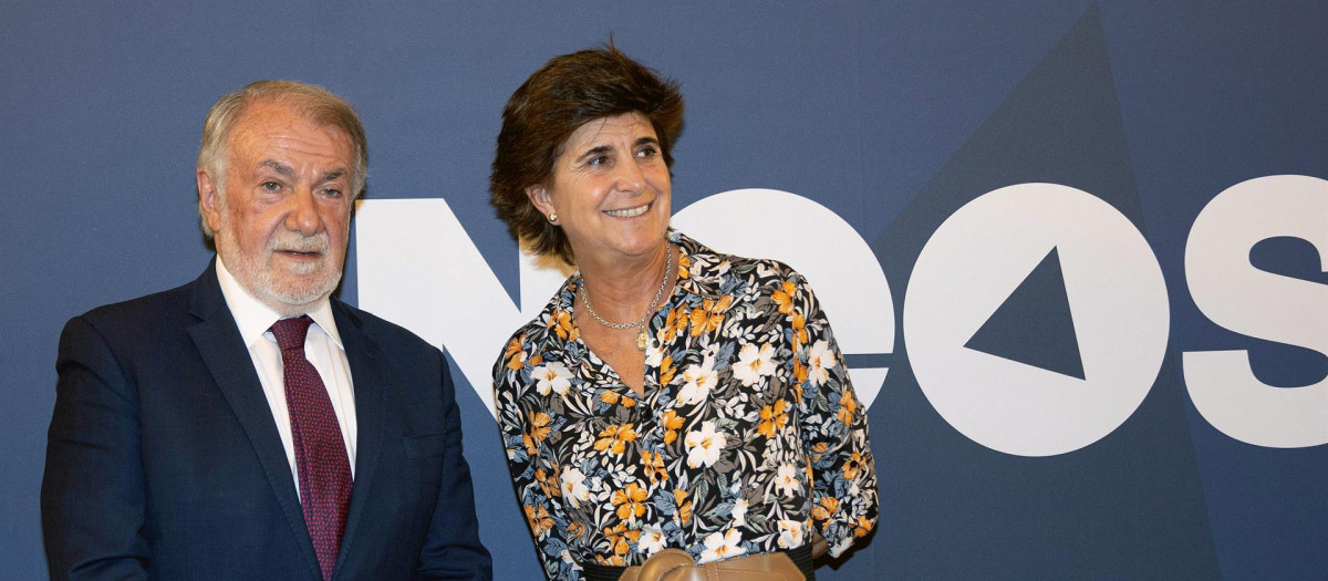 El exministro y presidente de la asociación cultural Neos, Jaime Mayor Oreja y la expresidenta del PP vasco, María San Gil