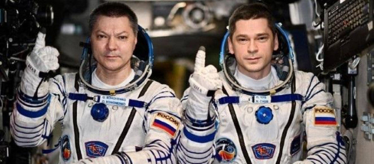 Oleg Kononenko y Nikolai Chub

REMITIDA / HANDOUT por ROSCOSMOS
Fotografía remitida a medios de comunicación exclusivamente para ilustrar la noticia a la que hace referencia la imagen, y citando la procedencia de la imagen en la firma
20/9/2024