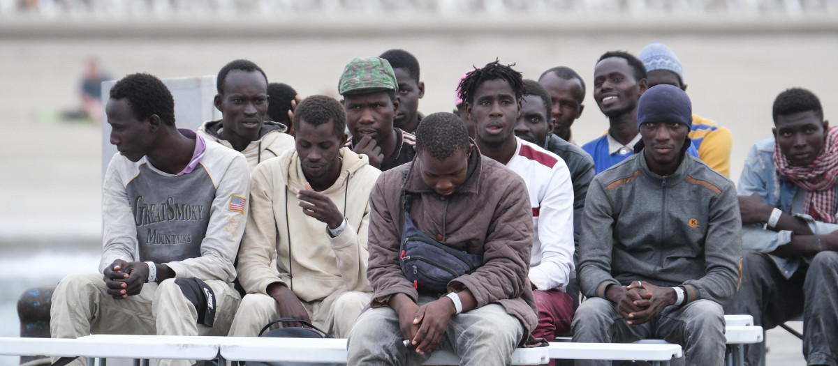 Un grupo de inmigrantes es atendido en el puerto de Los Cristianos en Tenerife