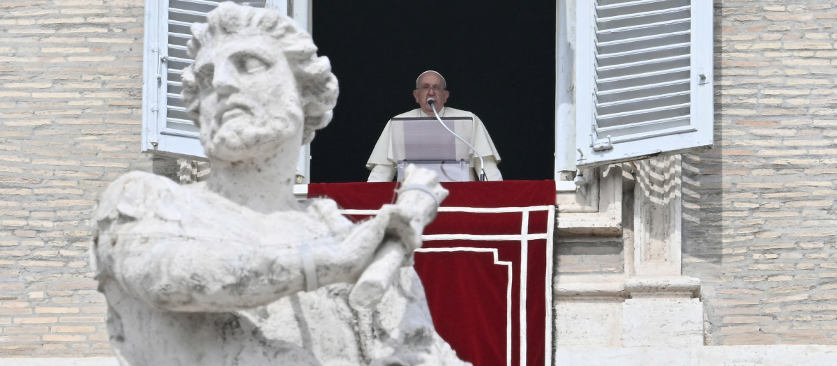 El Papa Francisco se dirige a la multitud desde la ventana del palacio apostólico con vistas a la plaza de San Pedro durante la oración del Ángelus el 22 de septiembre de 2024 en El Vaticano. (Foto de Filippo MONTEFORTE / AFP)