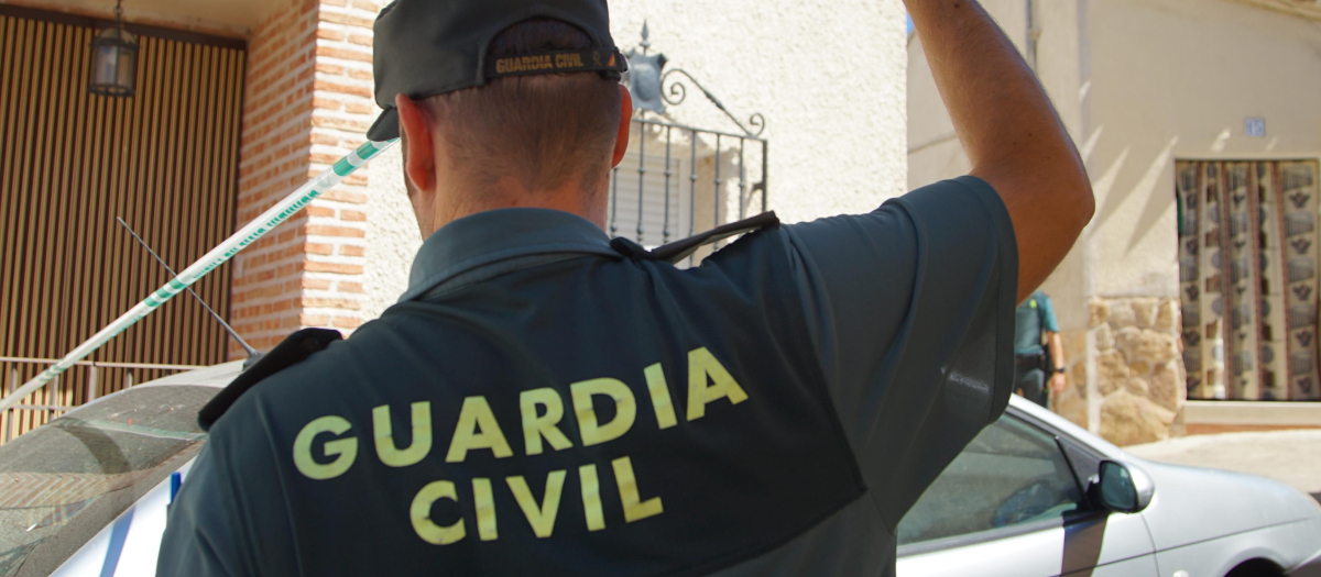 Un agente de la Guardia Civil