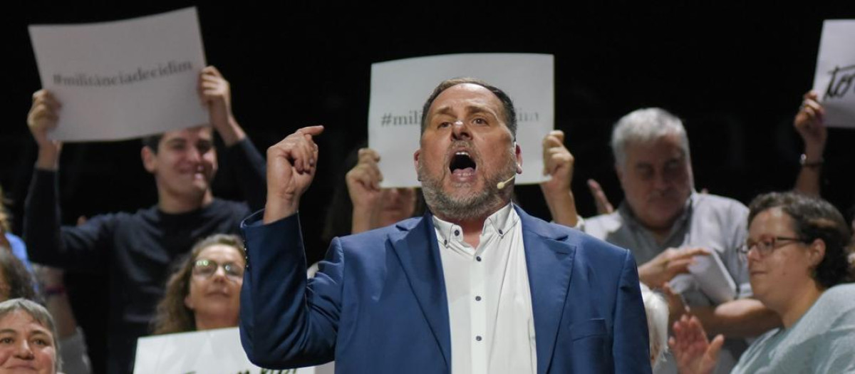 (Foto de ARCHIVO)
El expresidente de ERC, Oriol Junqueras, durante la presentación de la candidatura 'Militancia Decidim', en el Teatre La Passió, a 21 de septiembre de 2024, en Olesa de Montserrat, Barcelona, Catalunya (España). Junqueras pretende volver a presidir ERC convirtiendo su formación en la "mejor herramienta para conseguir la independencia" y ha invitado a la militancia de los republicanos a sumarse a la candidatura que impulsa para el próximo congreso del partido el 30 de noviembre.
Alberto Paredes / Europa Press
21 SEPTIEMBRE 2024;JUNQUERAS;ERC;MILITANCIA;CATALUÑA;MILITANTES;
21/9/2024