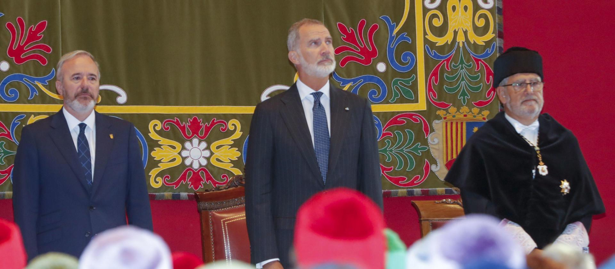 El Rey, en el Paraninfo de la Universidad de Zaragoza con el rector y vicepresidente de CRUE, José Antonio Mayoral, y el presidente de Aragón, Jorge Azcón