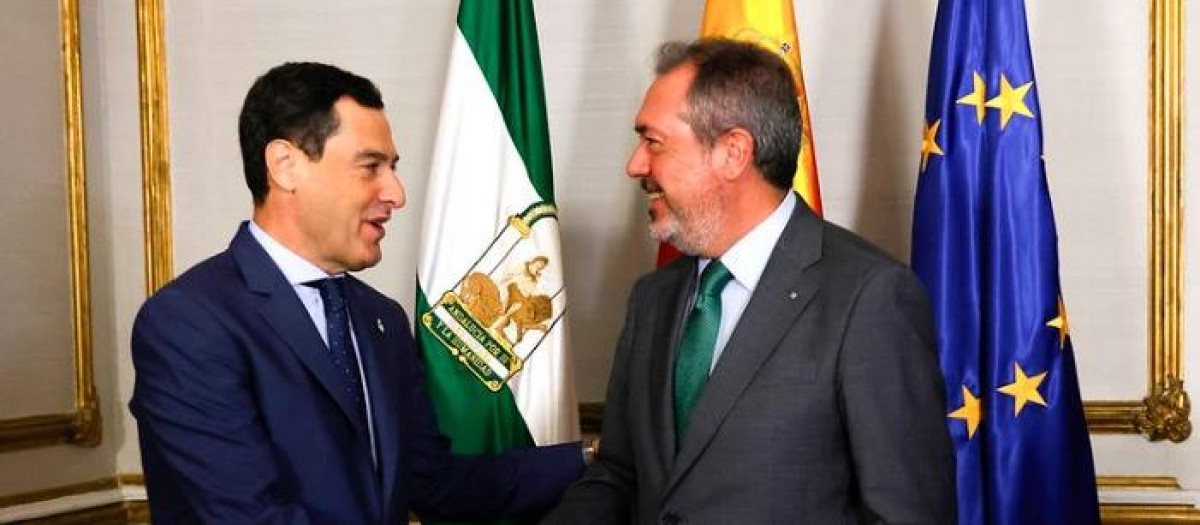 El presidente de la Junta de Andalucía, Juanma Moreno (i) con el secretario general del PSOE A, Juan Espadas (d)
