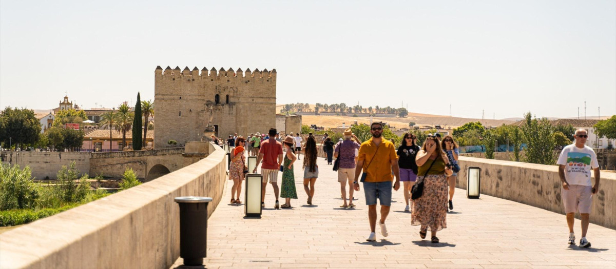 Turistas y cordobeses se resguardan del sol.