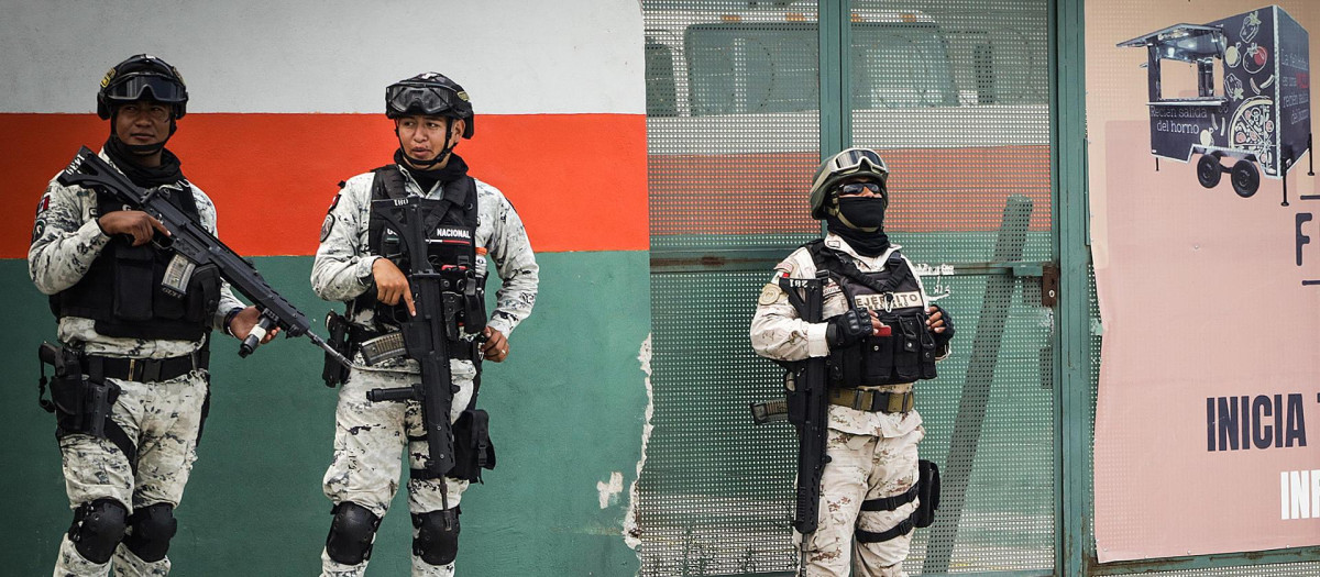 Miembros de la Guardia Nacional y del Ejército Mexicano resguardan un predio donde se encontró la construcción de un narco túnel entre México y Estados Unidos, este miércoles en la ciudad de Tijuana (México)