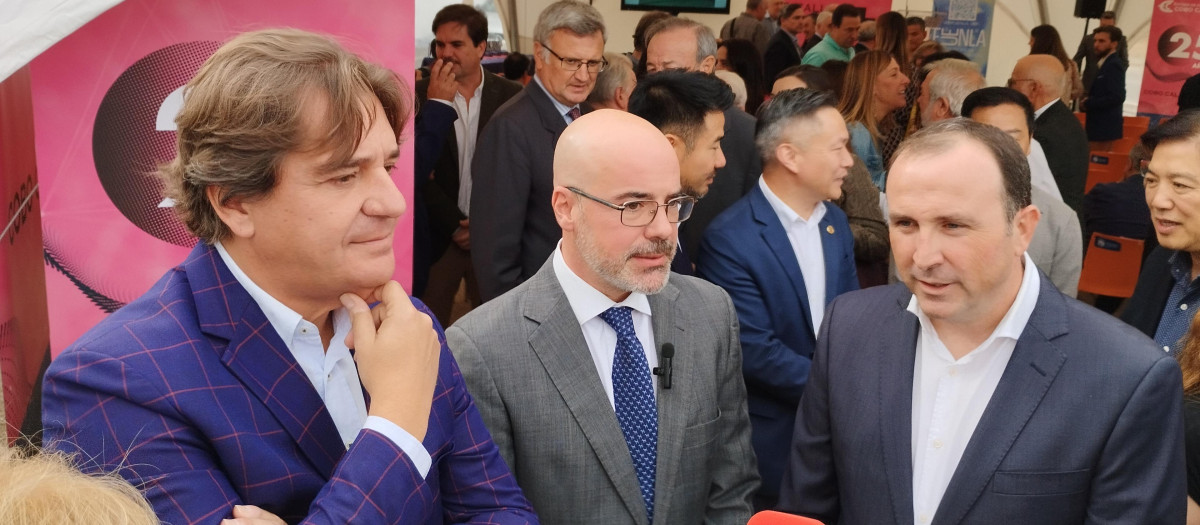 El delegado del Gobierno en Madrid, Francisco Martín, junto al alcalde de Fuenlabrada, Javier Ayala