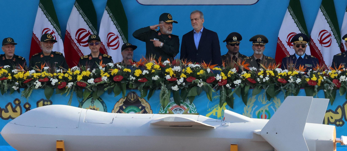 El presidente de Irán, Masoud Pezeshkian, y el comandante de la Fuerza Aeroespacial del Cuerpo de la Guardia Revolucionaria Islámica