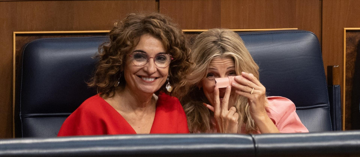 La vicepresidenta primera y ministra de Hacienda, María Jesús Montero (i) y la vicepresidenta segunda y ministra de Trabajo, Yolanda Díaz