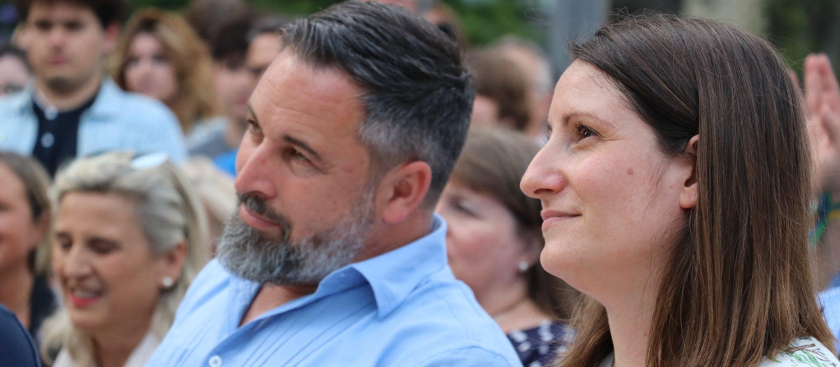 El presidente de Vox, Santiago Abascal, junto a la diputada autonómica de Vox, Ana Vega