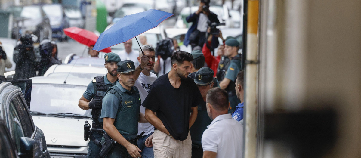 Rafa Mir, escoltado por la Guardia Civil