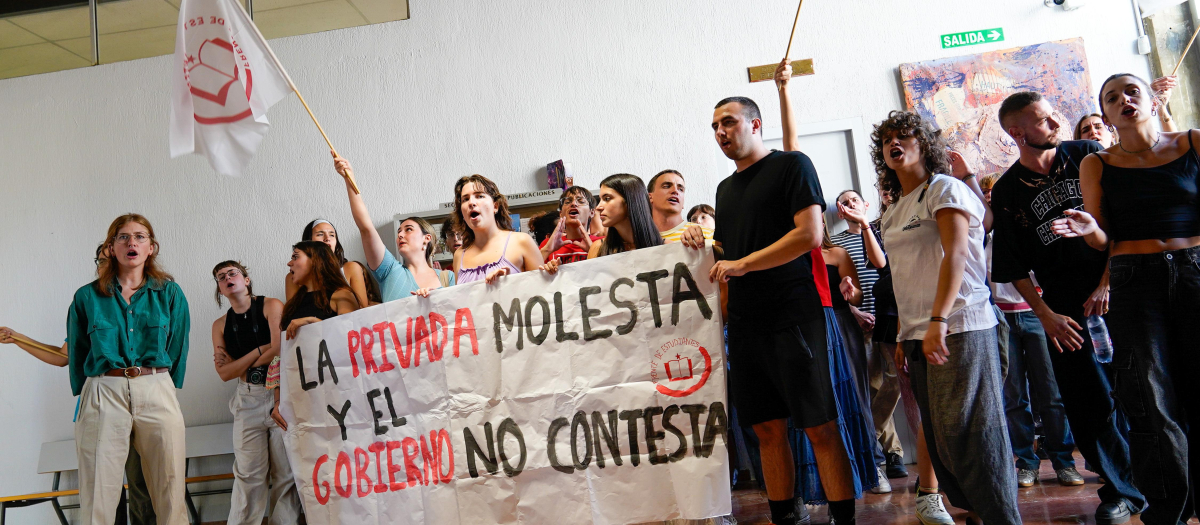 Estudiantes protestando en el acto de la vicepresidenta segunda del Gobierno, Yolanda Díaz, en Granada