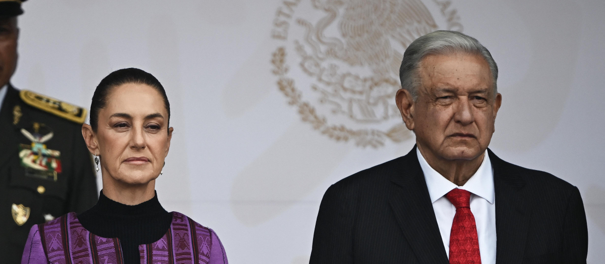 La presidenta electa, Sheinbaum, junto al presidente saliente, López Obrador, en el 214º aniversario de la Independencia de México