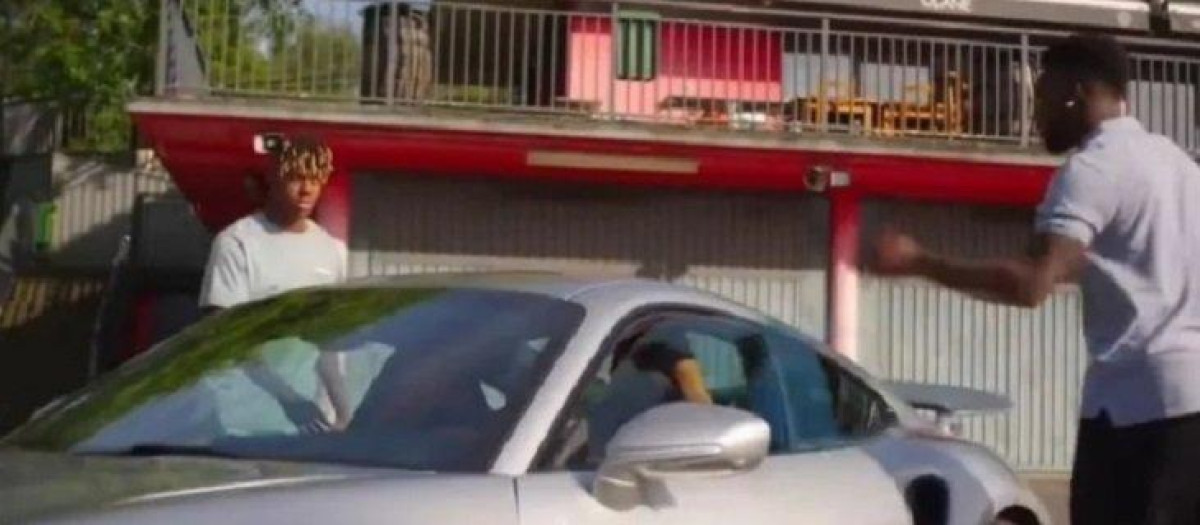 Nico Williams junto a su primer coche...