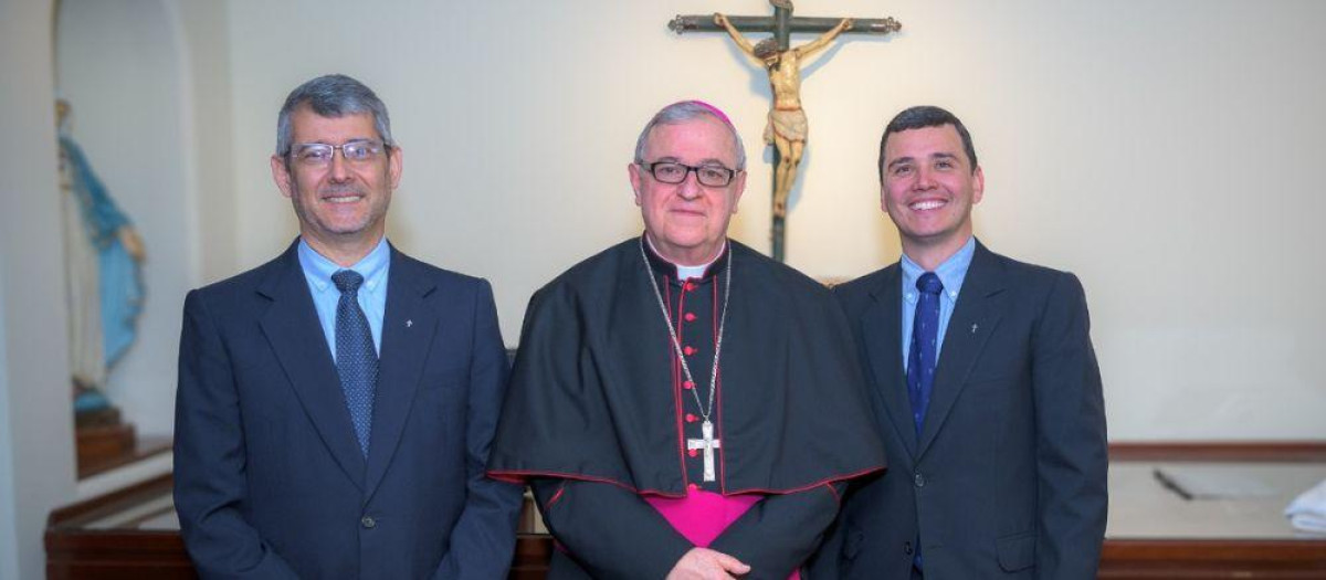 Monseñor Eguren, uno de los expulsados, con dos miembros de Sodalicio