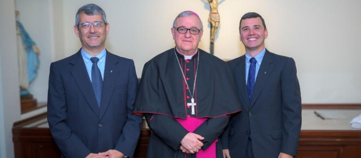 Monseñor Eguren, uno de los expulsados, con dos miembros de Sodalicio