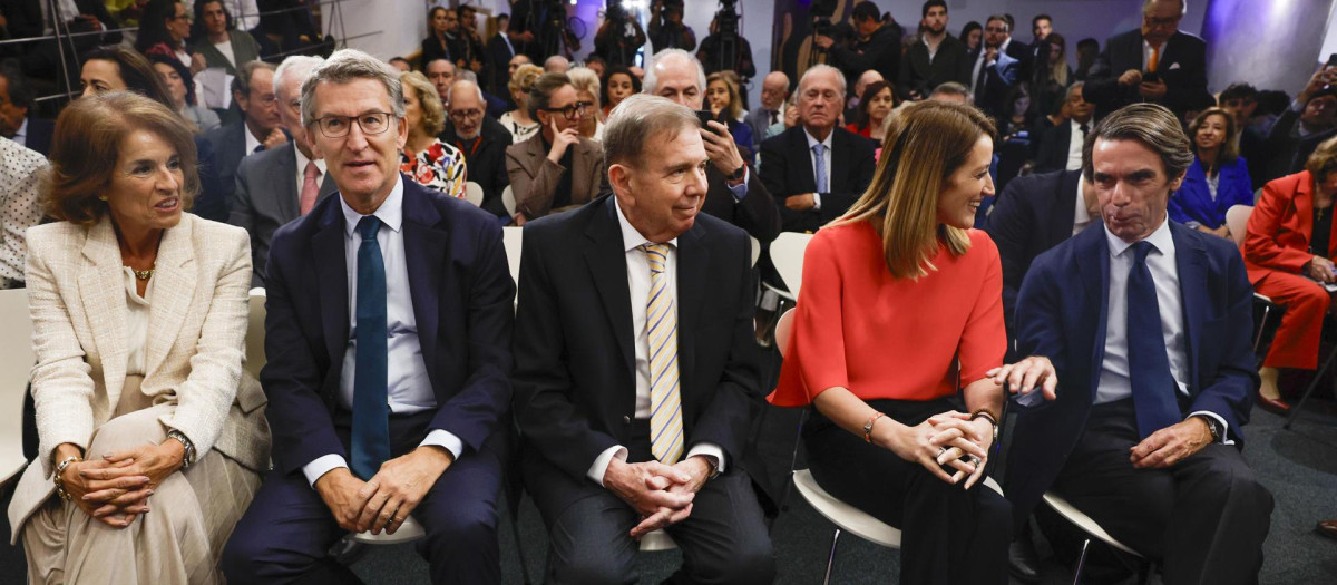 La presidenta del Parlamento Europeo, Roberta Metsola, junto al ex presidente José María Aznar (d), el líder del Partido Popular, Alberto Núñez Feijóo (2i), y el líder opositor venezolano Edmundo González (c),