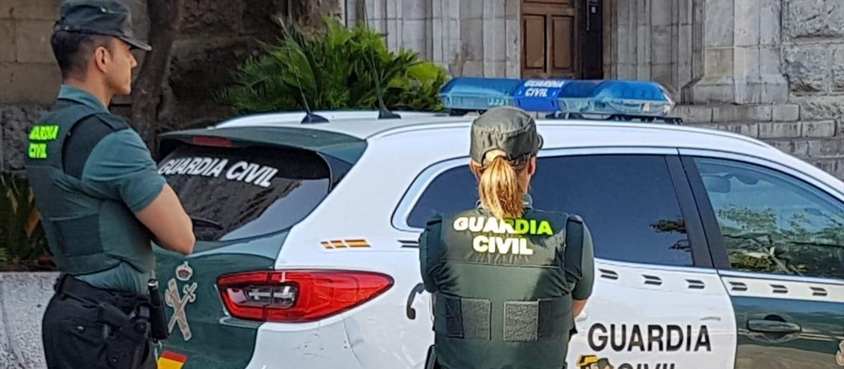 Dos agentes de la Guardia Civil, en una imagen de archivo