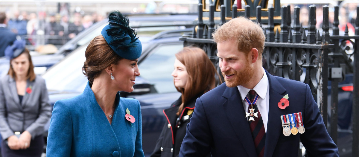 Britain's Prince Harry and Kate Middleton, the Duchess of Cambridge during the Anzac Day Service of Commemoration and Thanksgiving at WestminsterAbbey, in London, Thursday April 25, 2019
en la foto : mirandose a los ojos