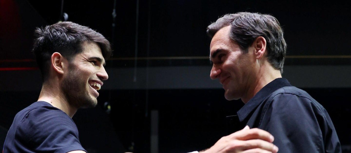 Carlos Alcaraz y Roger Federer se saludan en la Laver Cup 2024