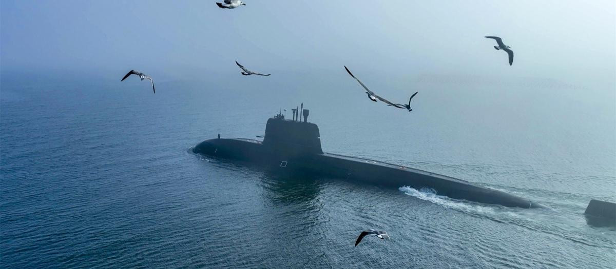 Un submarino del Ejército de China se desplaza en las aguas del mar amarillo