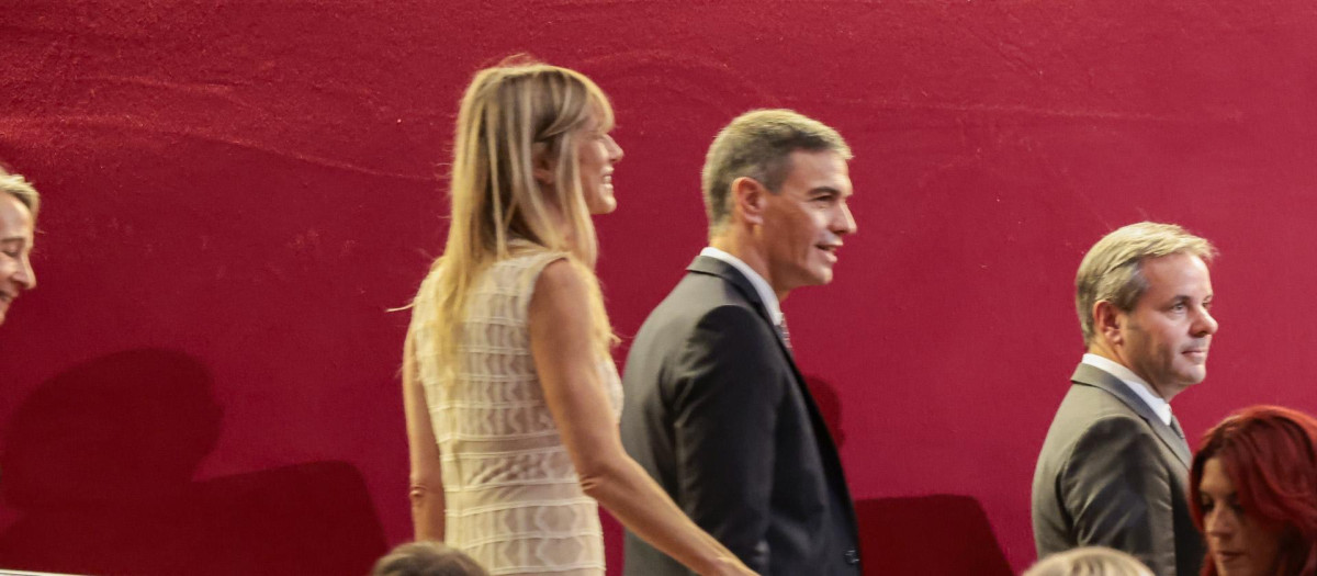 Begoña Gómez y Pedro Sánchez buscan su butaca en el Kursaal de San Sebastián, donde han seguido la entrega del Premio Donostia a Pedro Almodóvar