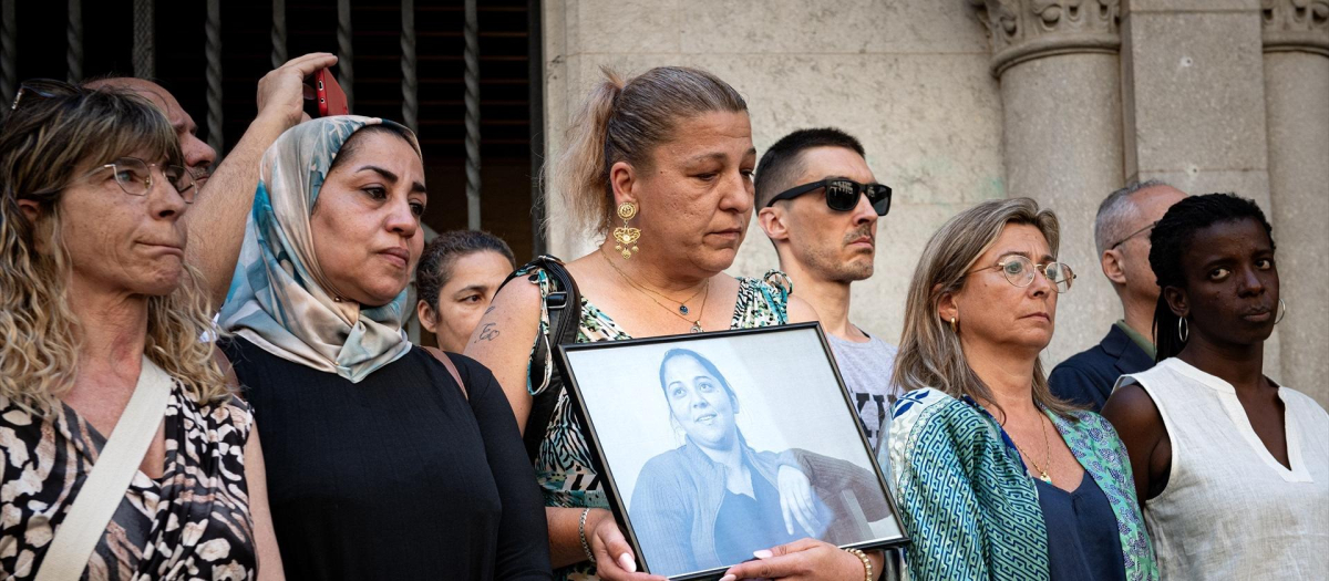 (Foto de ARCHIVO)
Compañeras y amigas de la fallecida durante el minuto de silencio por los dos muertos en una pelea en el barrio Font de la Pólvora, ante el Ayuntamiento de Girona, a 25 de junio de 2024, en Girona, Catalunya (España). Un tiroteo en el barrio de Font de la Pólvora de Girona terminó la noche del sábado 22 de junio con cuatro personas heridas de gravedad que fueron trasladadas al Hospital Trueta de Girona, Murieron dos,  un hombre de 48 años y una mujer de 44, que fue atropellada.

Glòria Sánchez / Europa Press
25 JUNIO 2024;GIRONA;CATALUNYA;MINUTO DE SILENCIO;PELEA;MUERTOS;BARRIO FONT DE LA PÓLVORA
25/6/2024