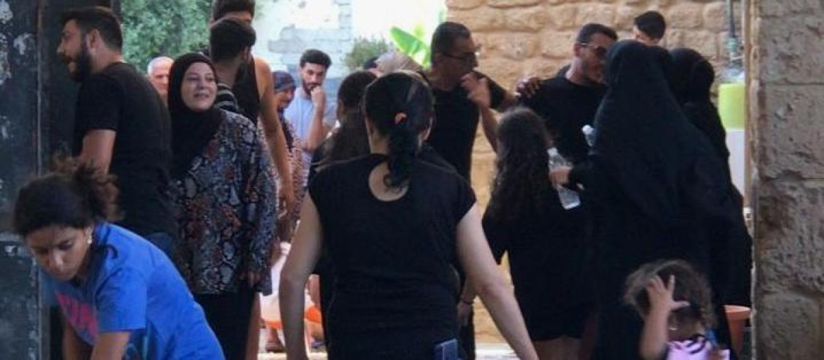 Varios desplazados se acomodan como pueden en el patio del convento de los franciscanos