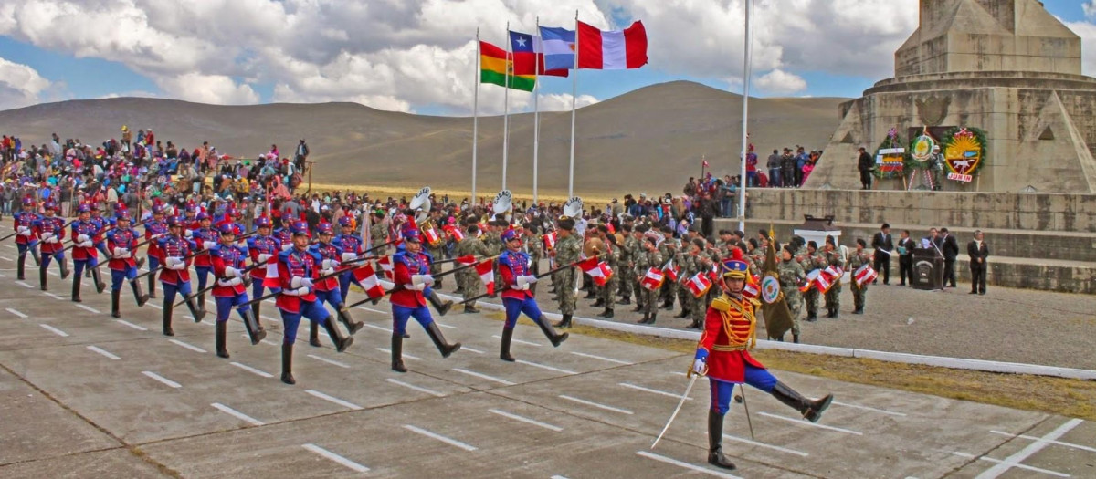 Conmemoración de la Independencia, en Perú, junto al obelisco de Junín
