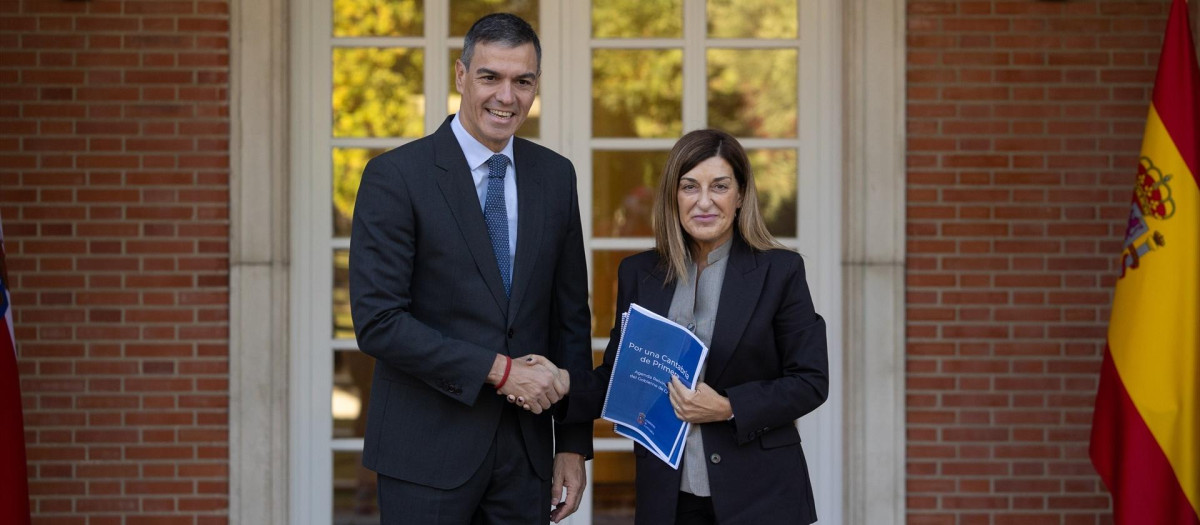 El presidente del Gobierno, Pedro Sánchez, recibe a la presidenta de Cantabria, María José Sáenz de Buruaga