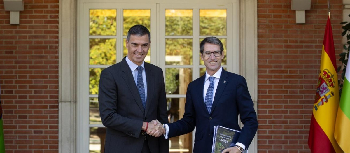 El presidente del Gobierno, Pedro Sánchez (i), recibe al presidente de La Rioja, Gonzalo Capellán