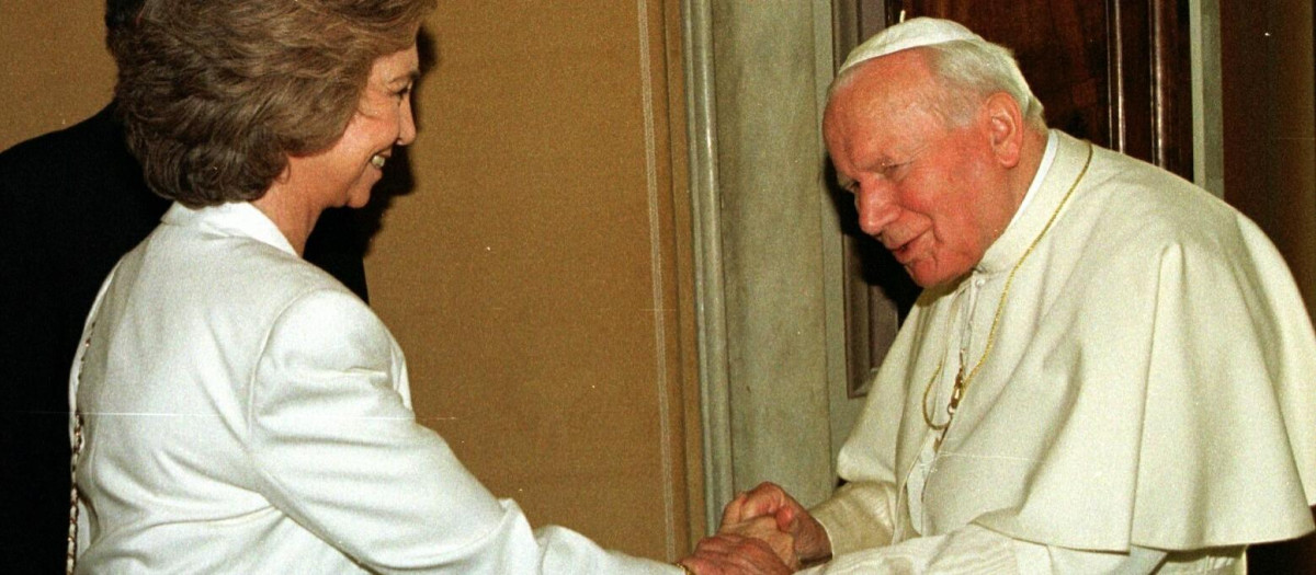 VAT.04.CIUDAD DEL VATICANO.-El Papa Juan Pablo II saluda a la reina doña Sofía durante la audiencia que el Pontífice concedió esta mañana a los Reyes de España.-EFE/Angel Millán