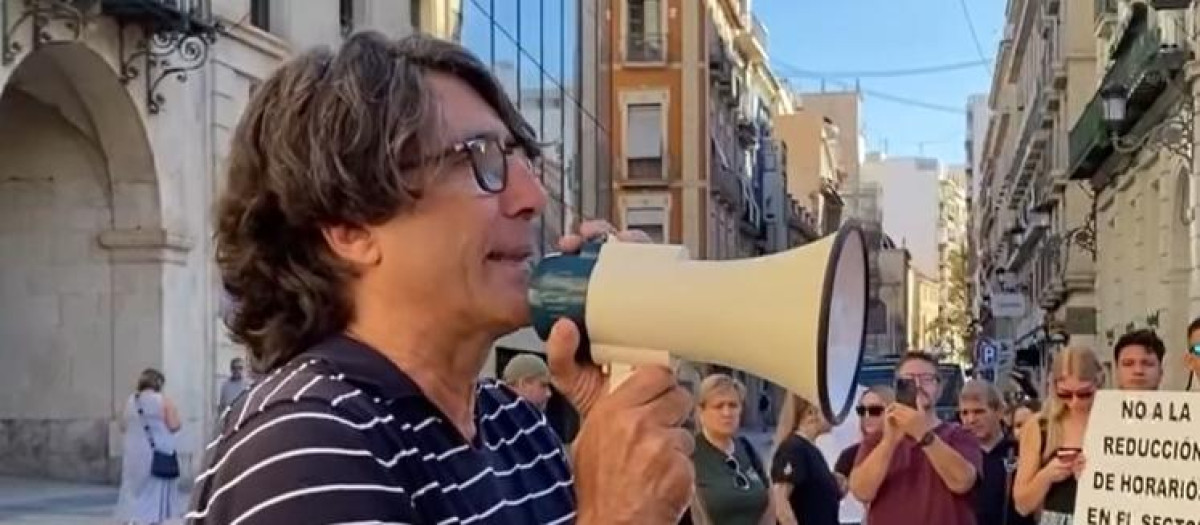 Un hostelero de Alicante, durante una protesta contra el Ayuntamiento