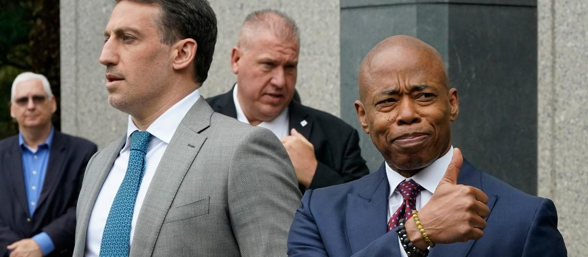 El alcalde de la ciudad de Nueva York, Eric Adams (derecha), y su abogado Alex Spiro