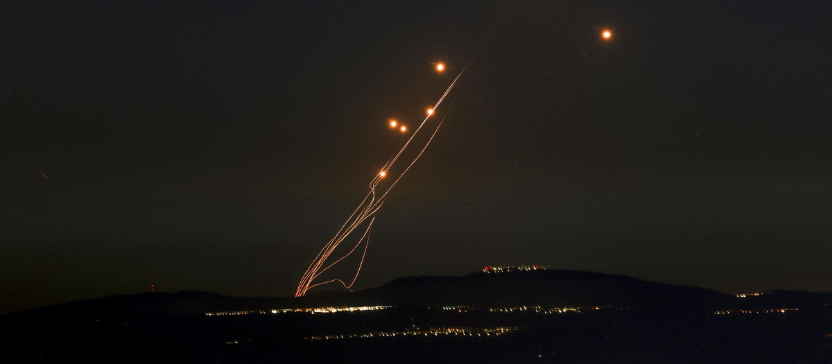 El sistema de defensa aérea israelí Cúpula de Hierro intercepta cohetes disparados desde el sur del Líbano sobre la región de la Alta Galilea, en el norte de Israel