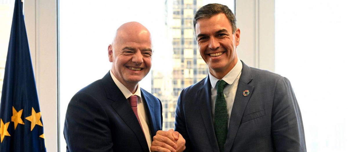 Gianni Infantino y Pedro Sánchez, en una reunión